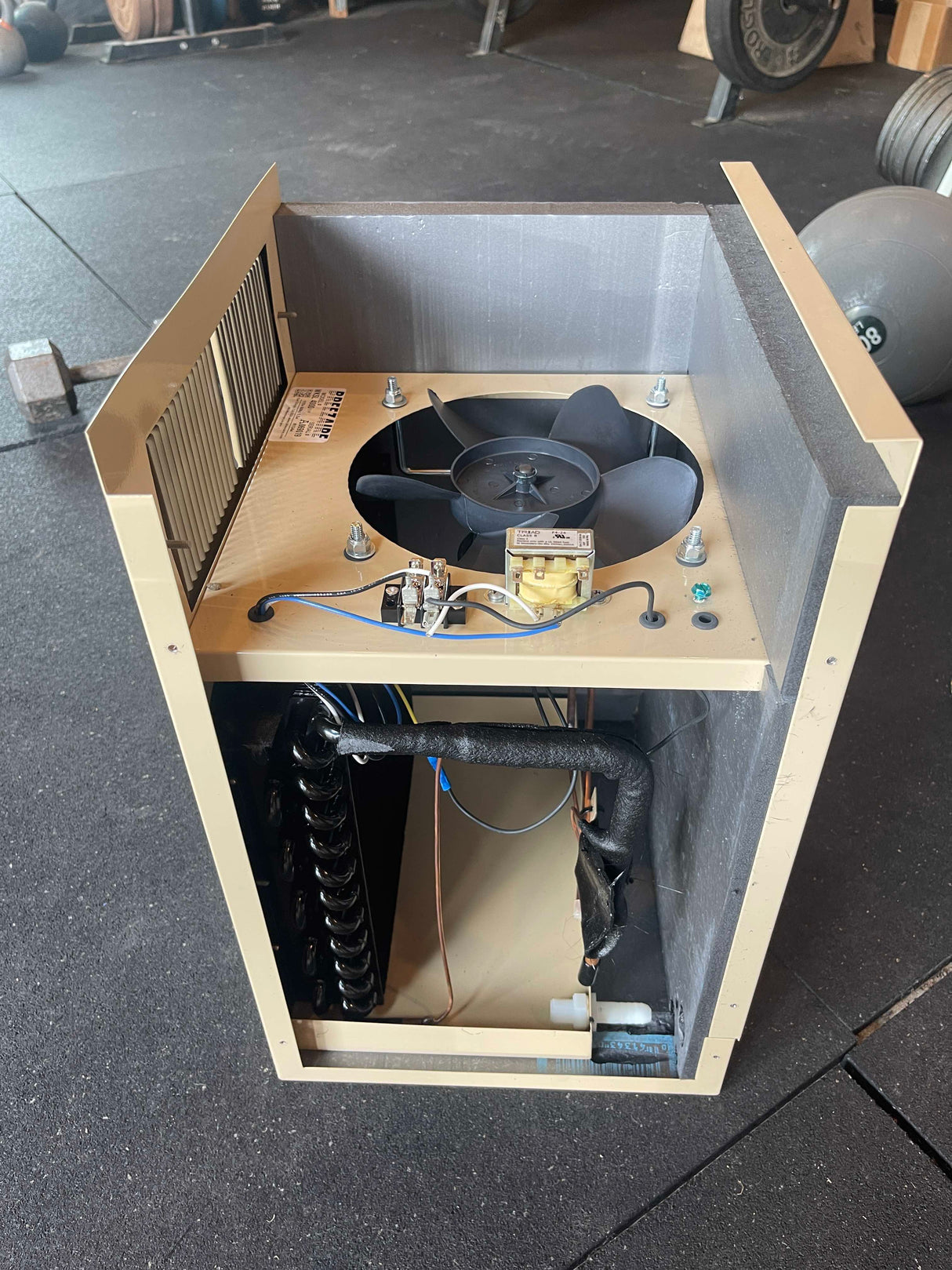 Breezaire WKSL 4000 Split picture of condenser with cover off